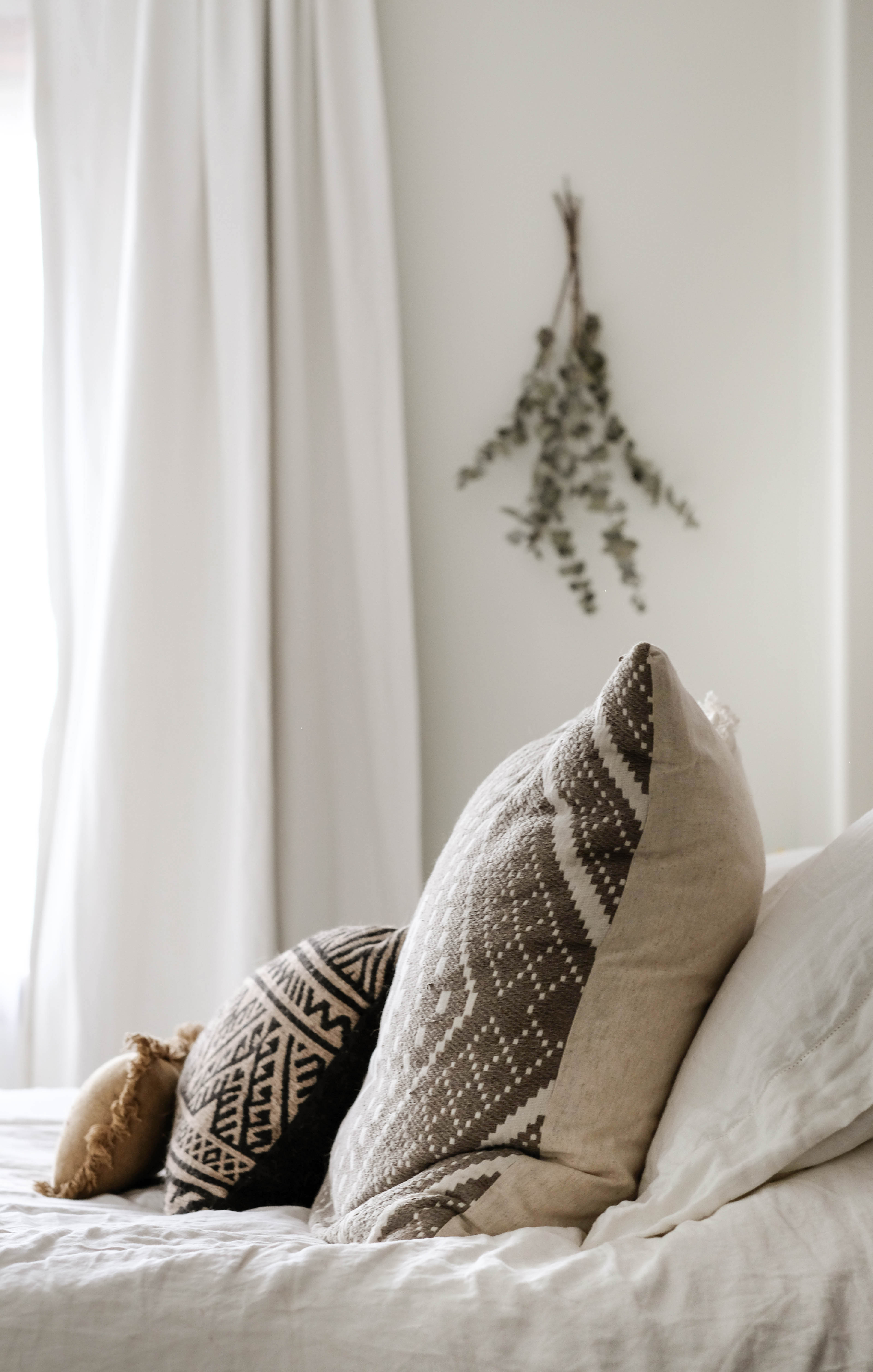 A Modern Rustic Bedroom | See how to blend two styles to create a modern rustic bedroom that is oh so cozy | Joyfully Growing Blog