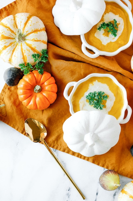 How to set a Thanksgiving table cute pumpkin dishes