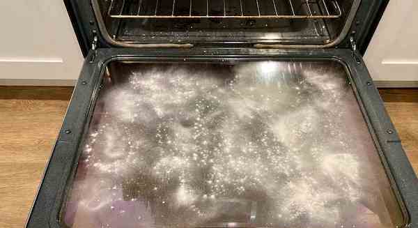 Oven-cleaning-hacks that really work